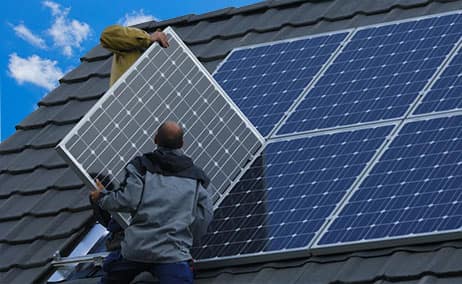 Installateurs photovoltaïques au travail